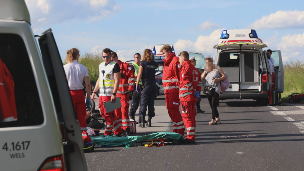 Moped kracht gegen PKW: Verkehrsunfall in Wels-Puchberg fordert drei Verletzte
